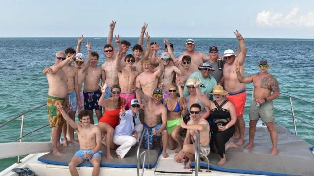 Genießen Sie 3 Stunden auf der VIP-Yacht-Partykreuzfahrt mit offener Bar — Guided tour and outdoor activity
