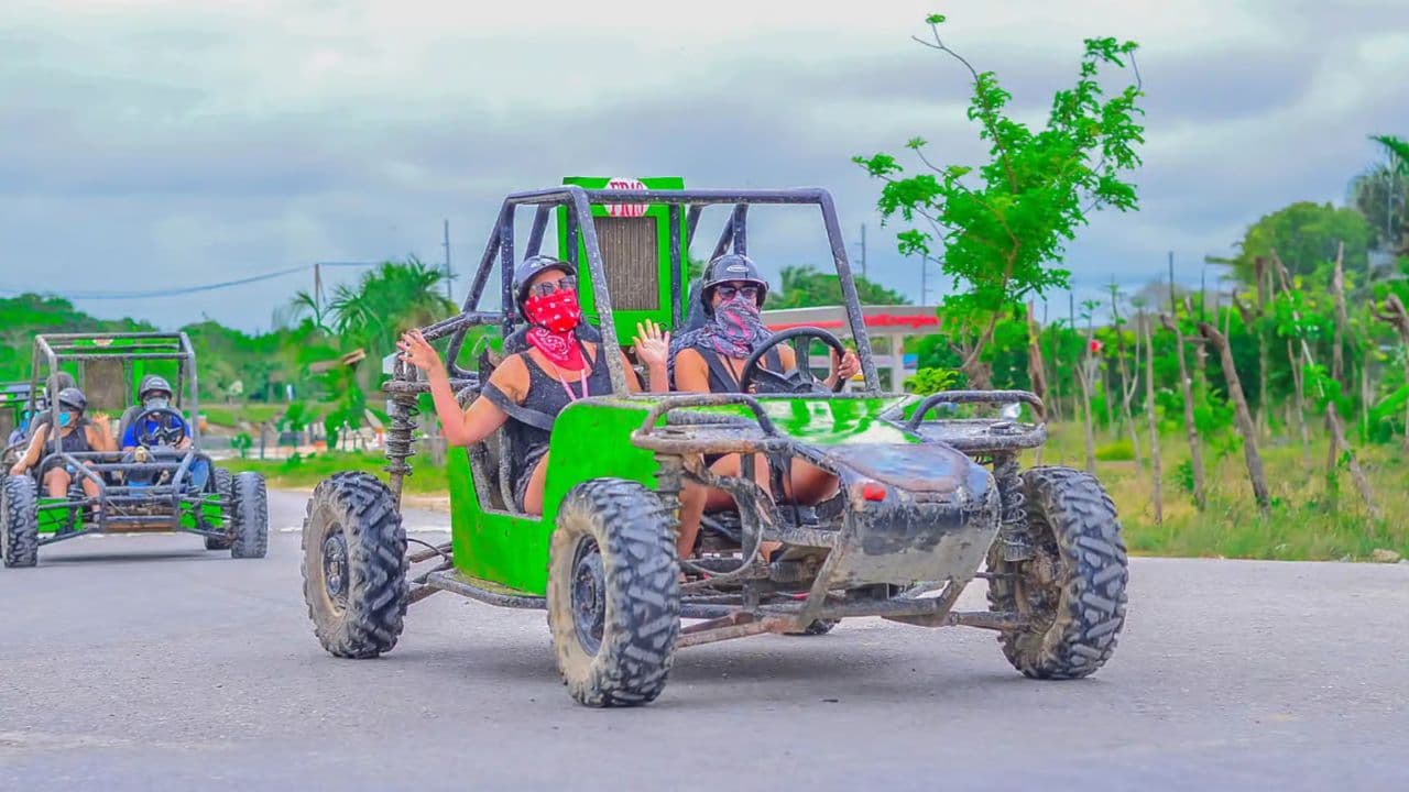 Punta Cana: Offroad-Buggy-Abenteuer mit Cenote-Höhlenschwimmen und Strand — Guided tour and outdoor activity