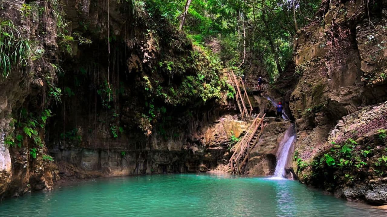 Amber Cove-Taino Bay 7 Damajaguas-Wasserfälle + lokales Essen. — Guided tour and outdoor activity