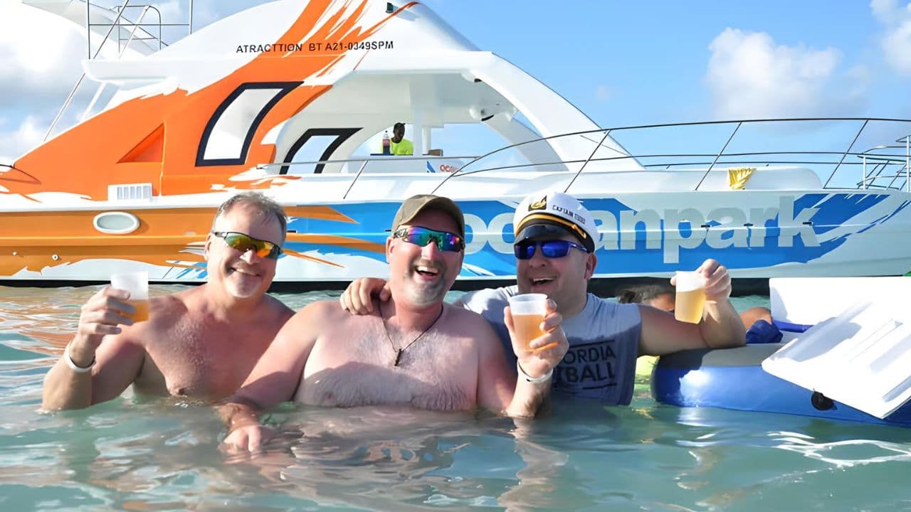 Partyboot-Katamaranausflug (Taino Bay und Amber Cove) — Guided tour and outdoor activity